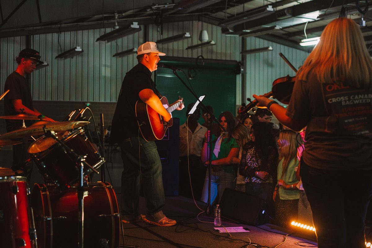 Okpork's tweet photo. Who says livestock kids only know the show ring? 🎶🐷

We were proud to sponsor Okie Fest at Big 3, supporting talented Oklahoma FFA &amp; 4-H members with ties to the swine industry as they raise funds for the National FFA Talent Competition! https://t.co/GvG2WHKebR