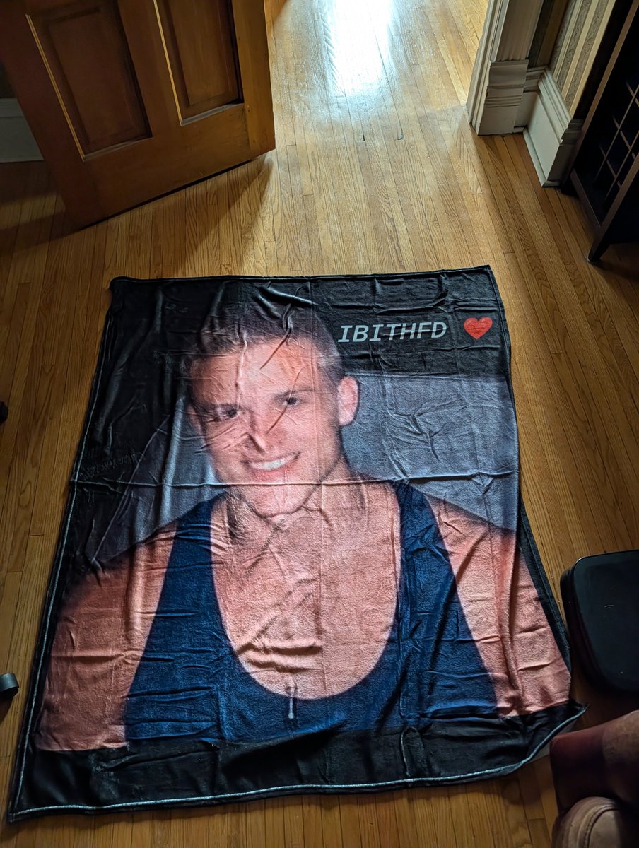 NeoDaProto's tweet photo. My most recent acquisition, the coziest blanket ever https://t.co/L2Zi5vVkDC