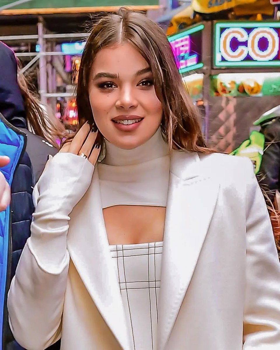 JonnyLeTran5's tweet photo. Blessing your timeline with Hailee Steinfeld π #HaileeSteinfeld #SpiderManIntotheSpiderVerse #SpiderManAcrossTheSpiderVerse #Hawkeye #Dickinson #TrueGrit #PitchPerfect2 #PitchPerfect3 #EdgeofSeventeen #Bumblebee #Arcane #EndersGame #WhenMarnieWasThere #SinnersMovie #beautiful https://t.co/oXC3UzSCCP