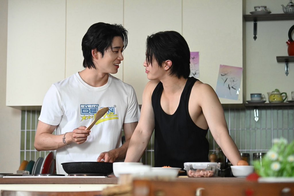 boyslovehub's tweet photo. Such a domestic couple! #WilliamEst in new photos from #YouManiacSeries. https://t.co/gWPTBVF9Ou