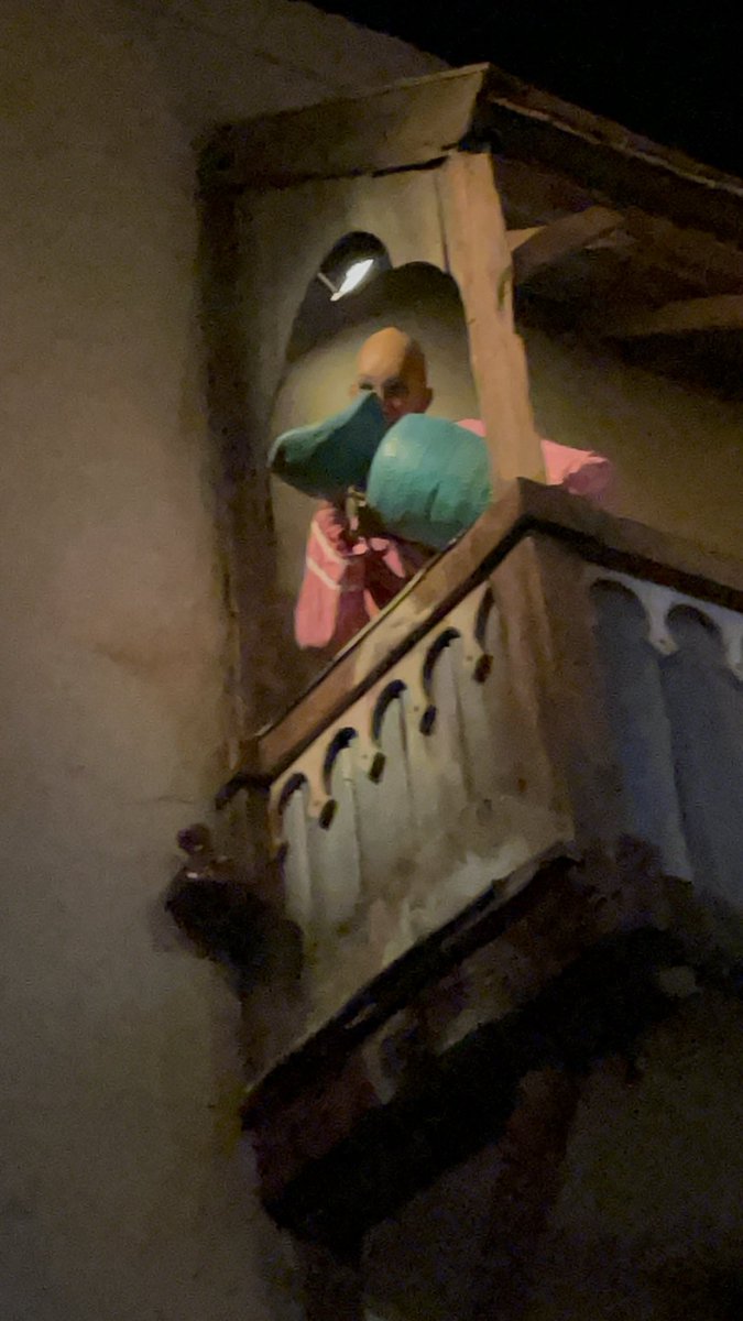 StarMightyy's tweet photo. The vrouw met de kruik had lost some hair in the #efteling 

De vrouw met de kruik is haar haar verloren https://t.co/gN6QrPdRi3
