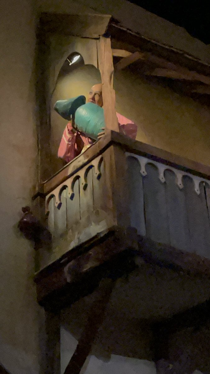 StarMightyy's tweet photo. The vrouw met de kruik had lost some hair in the #efteling 

De vrouw met de kruik is haar haar verloren https://t.co/gN6QrPdRi3