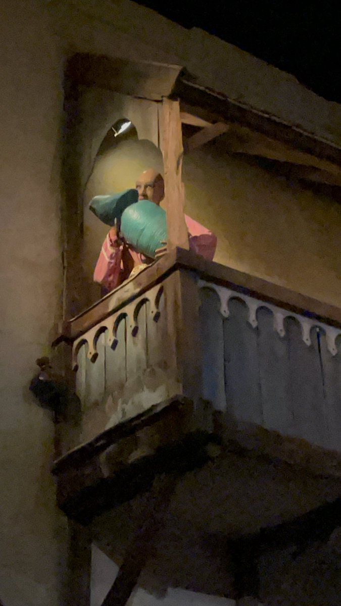 StarMightyy's tweet photo. The vrouw met de kruik had lost some hair in the #efteling 

De vrouw met de kruik is haar haar verloren https://t.co/gN6QrPdRi3
