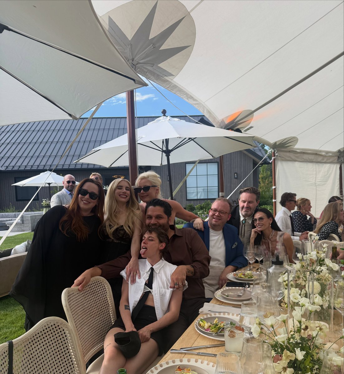 KSBRSite's tweet photo. Kristen Stewart no casamento de Emma Roberts durante o fim de semana! 🤍 https://t.co/JkbK7olvaC