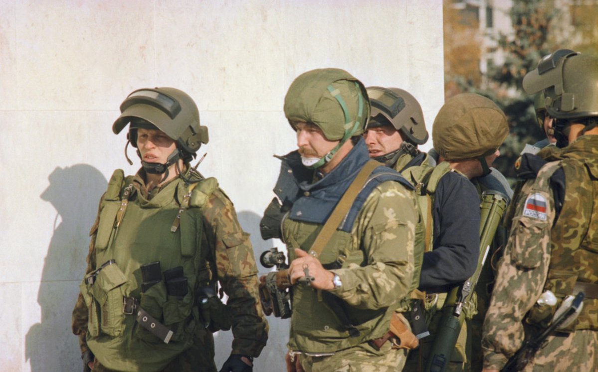 dongruzone's tweet photo. Alpha and Vympel operatives taking part in White House assault. Black October, 1993. https://t.co/TzxWpR2BfJ