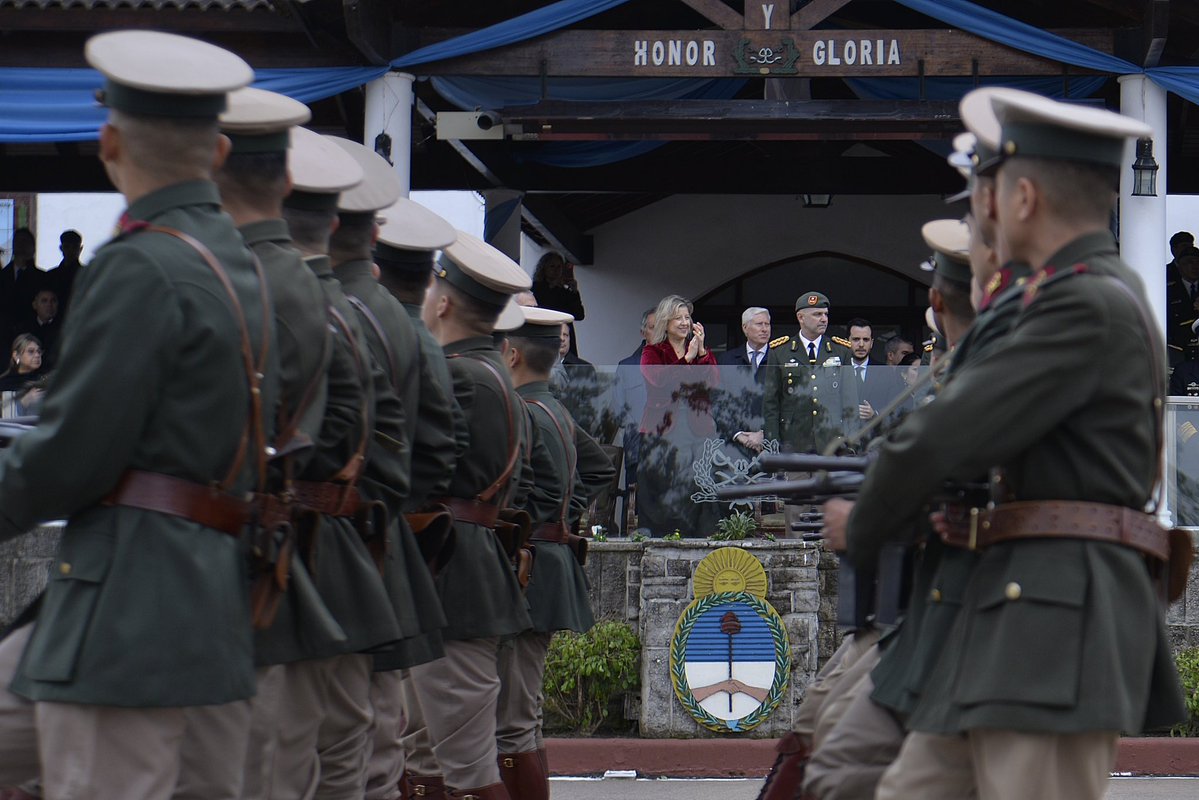 MinSeguridad_Ar's tweet photo. La Ministra de Seguridad Nacional, Alejandra Monteoliva, encabezó el acto por el 88º aniversario de la Gendarmería Nacional Argentina, una Fuerza que, desde hace 88 años, protege a los argentinos con profesionalismo, disciplina y una vocación de servicio que no conoce límites.

Todos los días, sus hombres y mujeres custodian nuestras fronteras, recorren las rutas, combaten el narcotráfico, el contrabando y el crimen organizado, y están presentes donde la Patria los necesita.