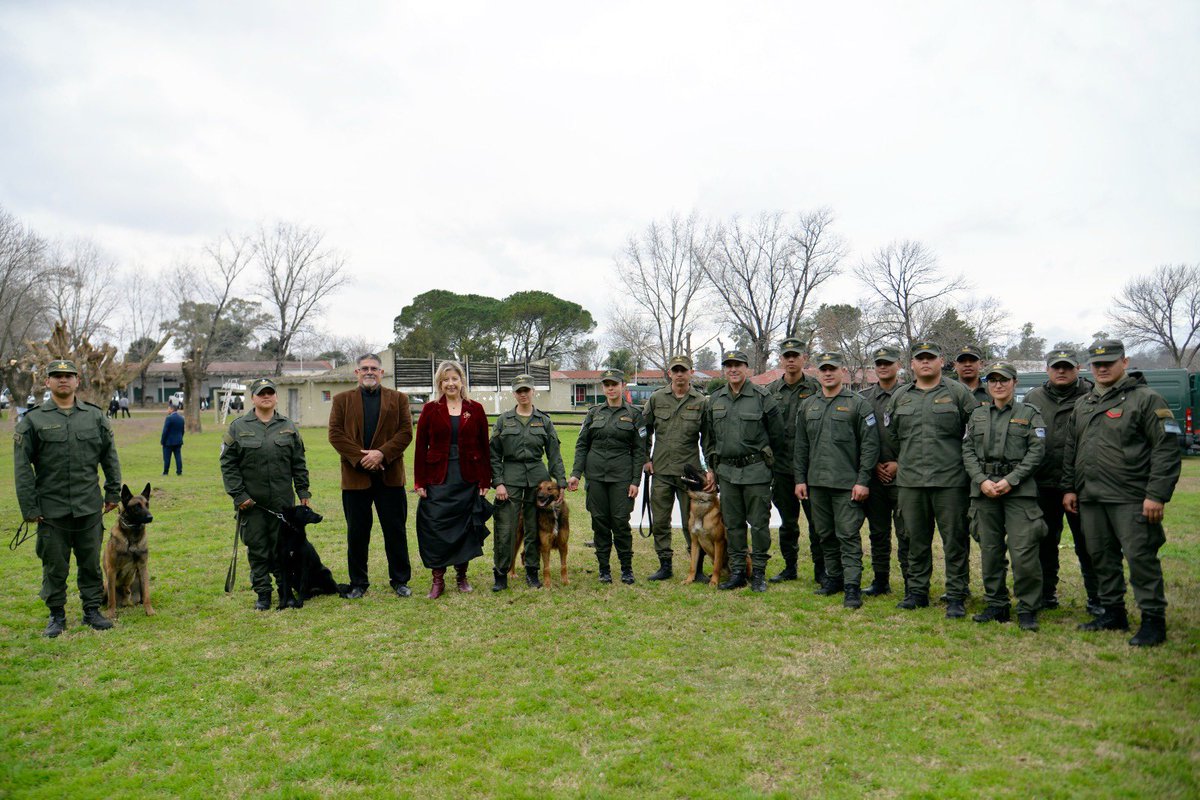 MinSeguridad_Ar's tweet photo. La Ministra de Seguridad Nacional, Alejandra Monteoliva, encabezó el acto por el 88º aniversario de la Gendarmería Nacional Argentina, una Fuerza que, desde hace 88 años, protege a los argentinos con profesionalismo, disciplina y una vocación de servicio que no conoce límites.

Todos los días, sus hombres y mujeres custodian nuestras fronteras, recorren las rutas, combaten el narcotráfico, el contrabando y el crimen organizado, y están presentes donde la Patria los necesita.
