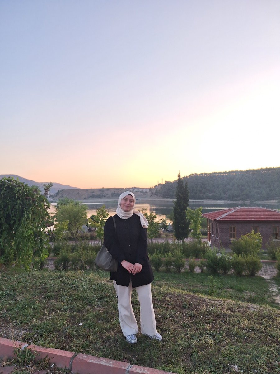 _kbraclk's tweet photo. sabah sokağına adım attığımın baktım ki sekizinci dakikasında eski apartmanımın önüne gelince hiçbir şeye aldırış etmeden özlem doluluğu ve mutluluktan ağlamaya başlamışım, bir de sanki hiç gitmemişim de  iki gün önce oradaymışım gibi hissettim. https://t.co/XDHjKmgDd7