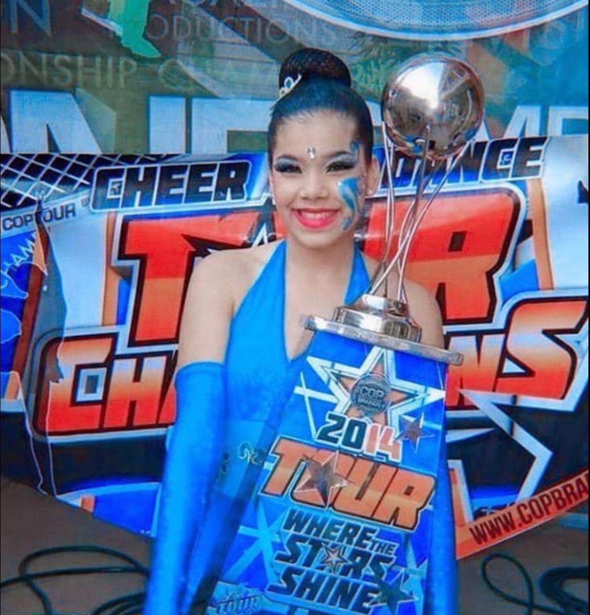 noviogansta's tweet photo. Kenia Os a sus 14 años / Danna a sus 14 años https://t.co/cGqlHpanrv