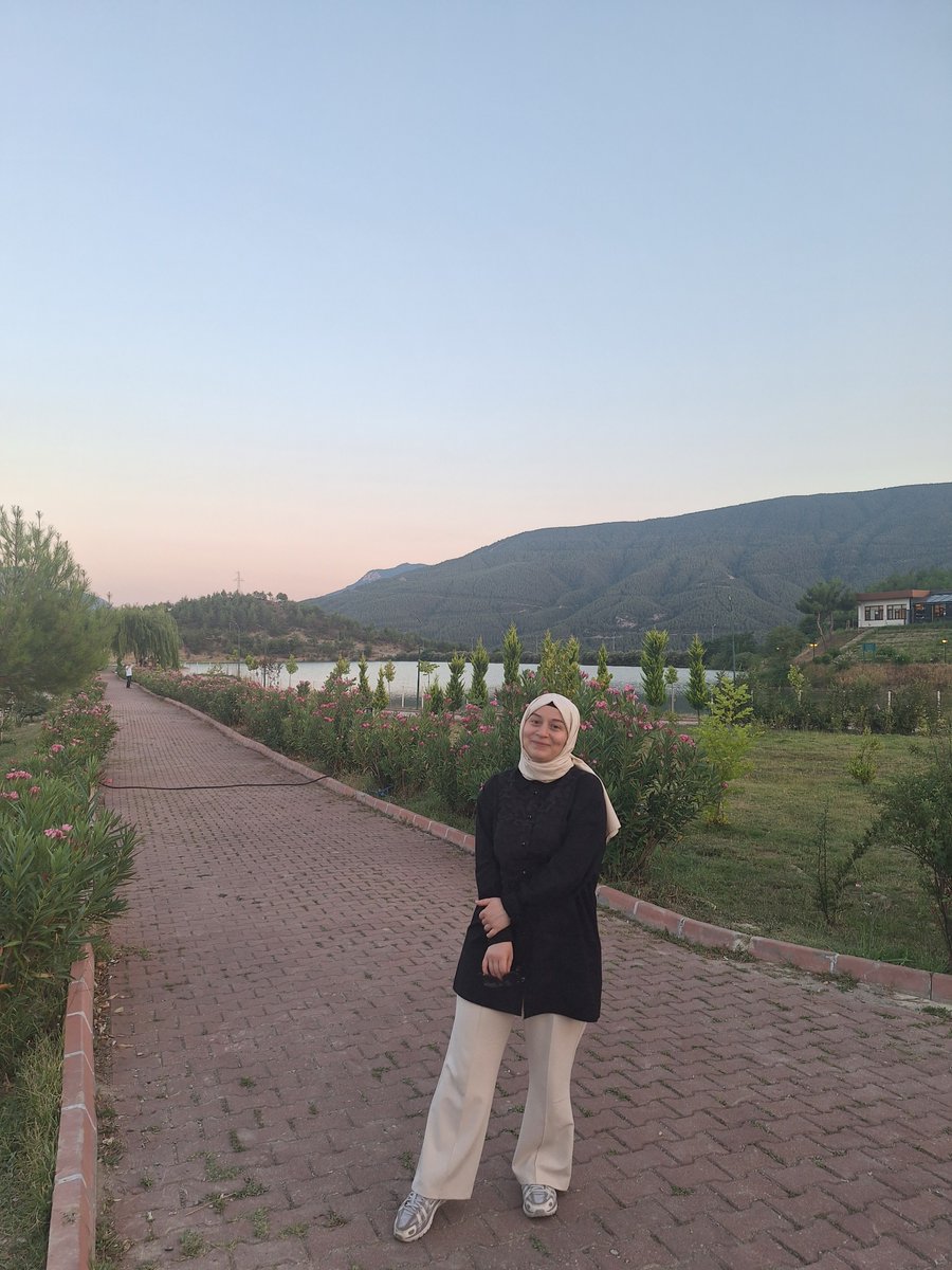_kbraclk's tweet photo. sabah sokağına adım attığımın baktım ki sekizinci dakikasında eski apartmanımın önüne gelince hiçbir şeye aldırış etmeden özlem doluluğu ve mutluluktan ağlamaya başlamışım, bir de sanki hiç gitmemişim de  iki gün önce oradaymışım gibi hissettim. https://t.co/XDHjKmgDd7