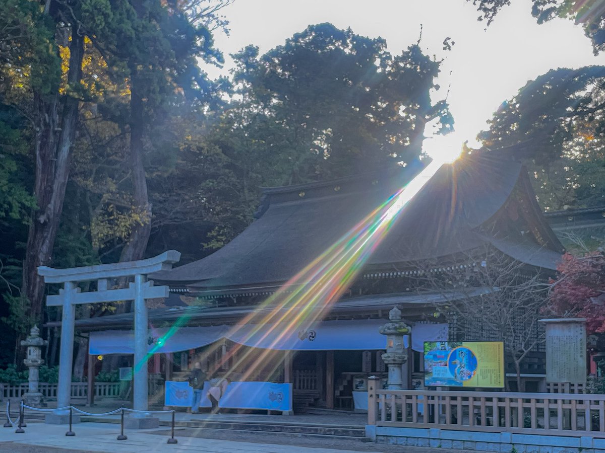 nikunick2929's tweet photo. 以前、鹿島神宮で撮影した
本殿に降り注ぐ神々しい光

祈りを込めて
この光をそっとお福分けいたします

どうかこれ以上
大きな災害が起こることなく
穏やかな日々が
続きますように🙏

#お福分け #鹿島神宮 https://t.co/EK4cXKGkiu