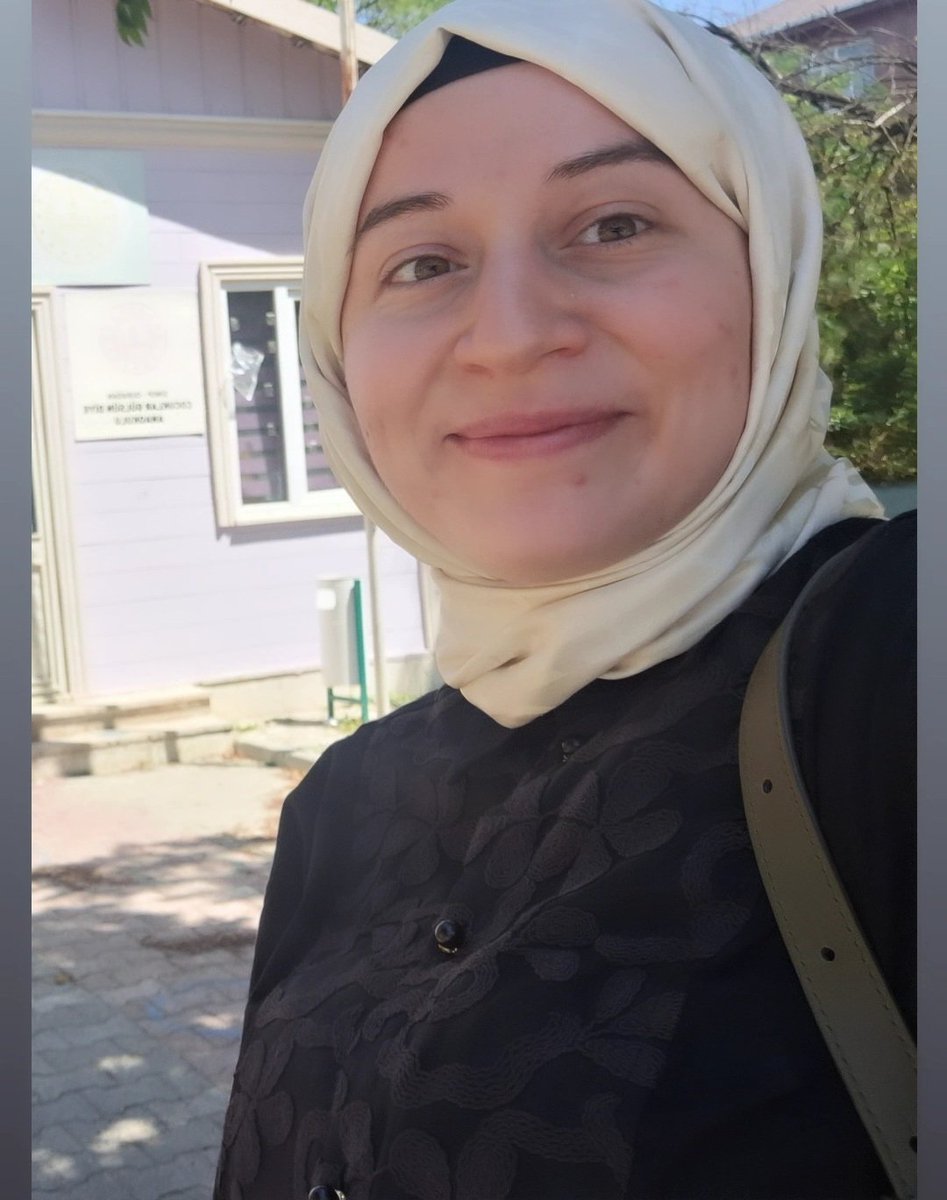_kbraclk's tweet photo. sabah sokağına adım attığımın baktım ki sekizinci dakikasında eski apartmanımın önüne gelince hiçbir şeye aldırış etmeden özlem doluluğu ve mutluluktan ağlamaya başlamışım, bir de sanki hiç gitmemişim de  iki gün önce oradaymışım gibi hissettim. https://t.co/XDHjKmgDd7