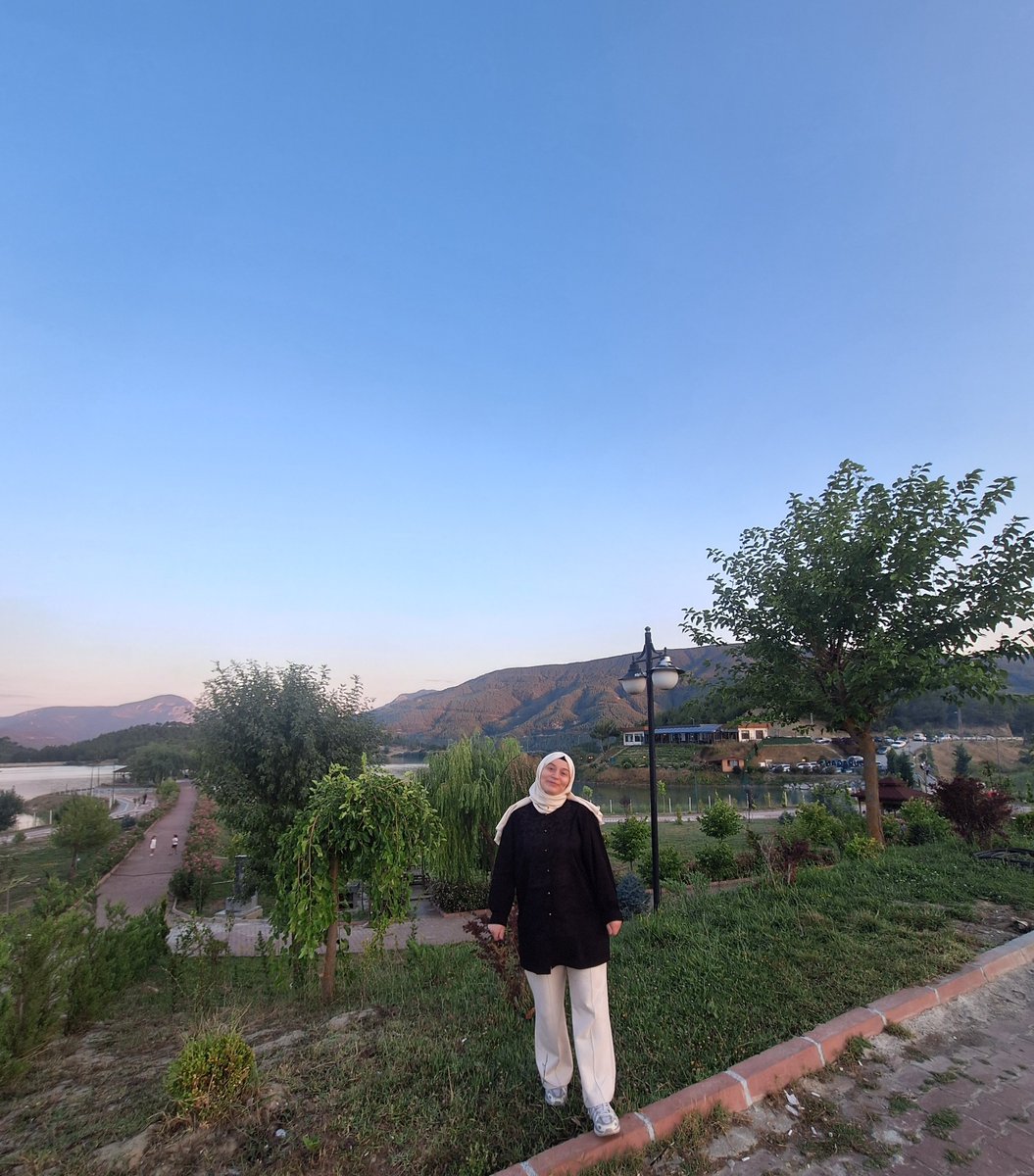 _kbraclk's tweet photo. sabah sokağına adım attığımın baktım ki sekizinci dakikasında eski apartmanımın önüne gelince hiçbir şeye aldırış etmeden özlem doluluğu ve mutluluktan ağlamaya başlamışım, bir de sanki hiç gitmemişim de  iki gün önce oradaymışım gibi hissettim. https://t.co/XDHjKmgDd7