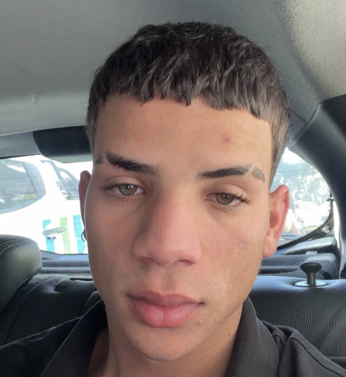 savquirino's tweet photo. fui ver os stories pra ver se ainda tava pedindo pix e, gente, é óbvio que o trambique tá no sangue, são irmãos... https://t.co/7PlJ7EgQTu