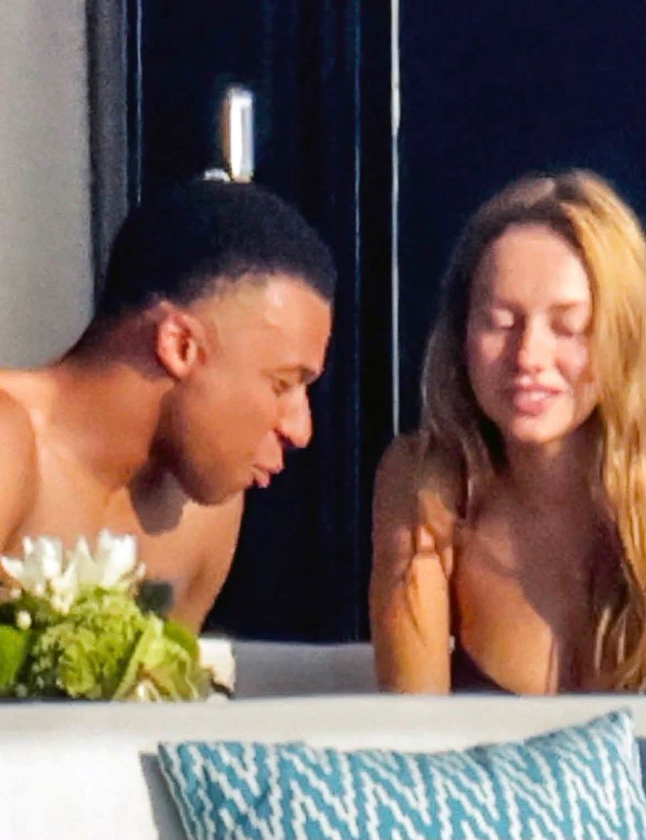 sport_tme's tweet photo. Kylian Mbappé and Elite star Ester Expósito on swimwear enjoyed a day at sea in Italy. https://t.co/j9l7VbfyRN