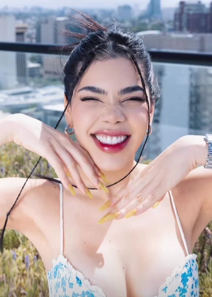 Jossrknow's tweet photo. Están peleando con una niña y van perdiendo, es una niña a la que no se le imponían dietas, rutinas ni se maquillaba, no tenia estilistas maltratando su cabello, no se le prohibían cosas, era una niña viviendo su niñez https://t.co/gatSxgsr8Q