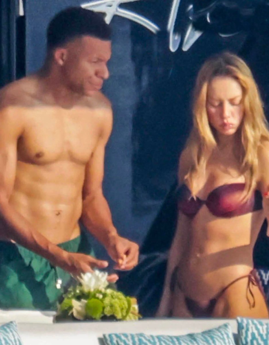 sport_tme's tweet photo. Kylian Mbappé and Elite star Ester Expósito on swimwear enjoyed a day at sea in Italy. https://t.co/j9l7VbfyRN