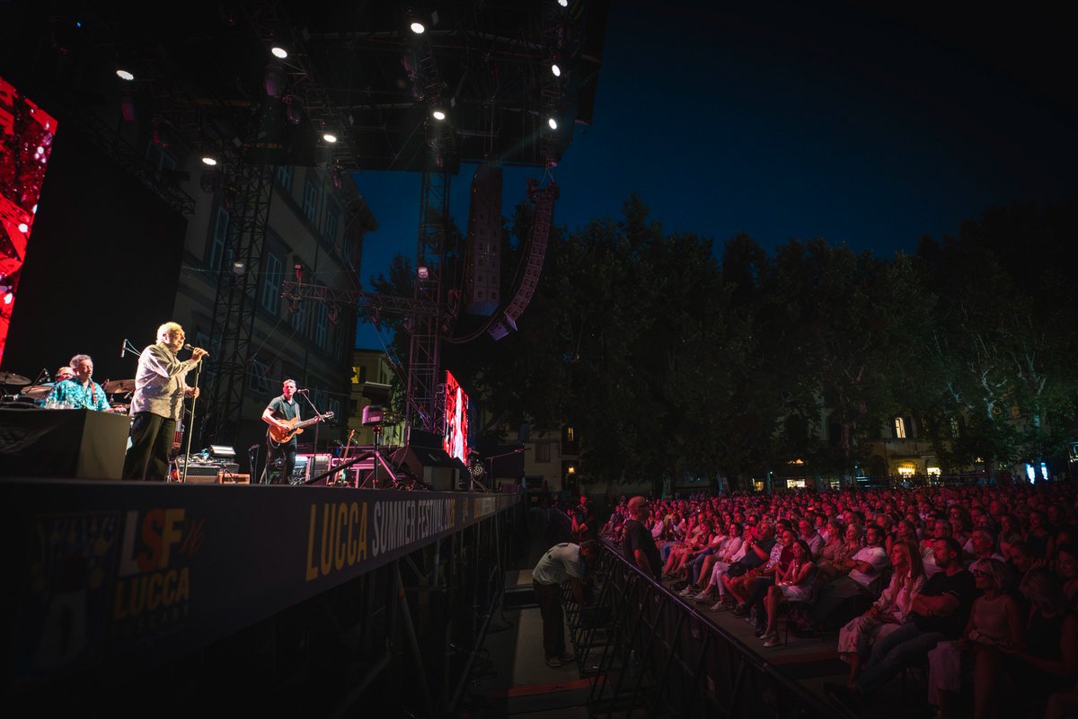 LuccaSummerFest's tweet photo. La voce monumentale di Tom Jones irrompe in piazza Napoleone e tutto diventa meraviglioso.

Grazie per questa sera fantastica!

Foto di Francesco Prandoni https://t.co/xmvnbMm30Q