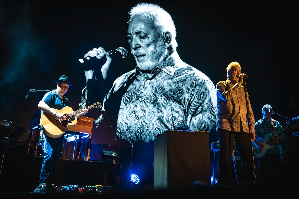 LuccaSummerFest's tweet photo. La voce monumentale di Tom Jones irrompe in piazza Napoleone e tutto diventa meraviglioso.

Grazie per questa sera fantastica!

Foto di Francesco Prandoni https://t.co/xmvnbMm30Q