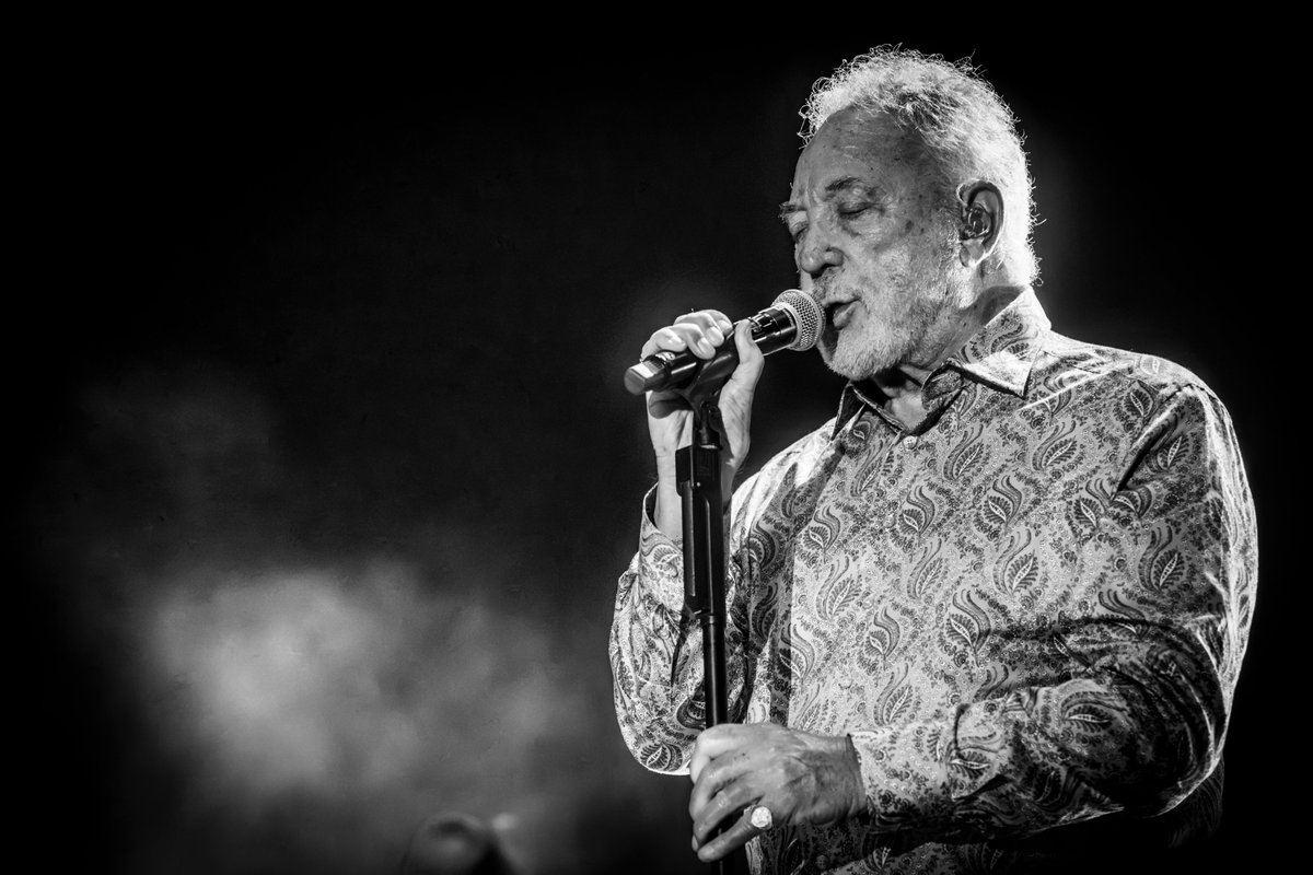 LuccaSummerFest's tweet photo. La voce monumentale di Tom Jones irrompe in piazza Napoleone e tutto diventa meraviglioso.

Grazie per questa sera fantastica!

Foto di Francesco Prandoni https://t.co/xmvnbMm30Q