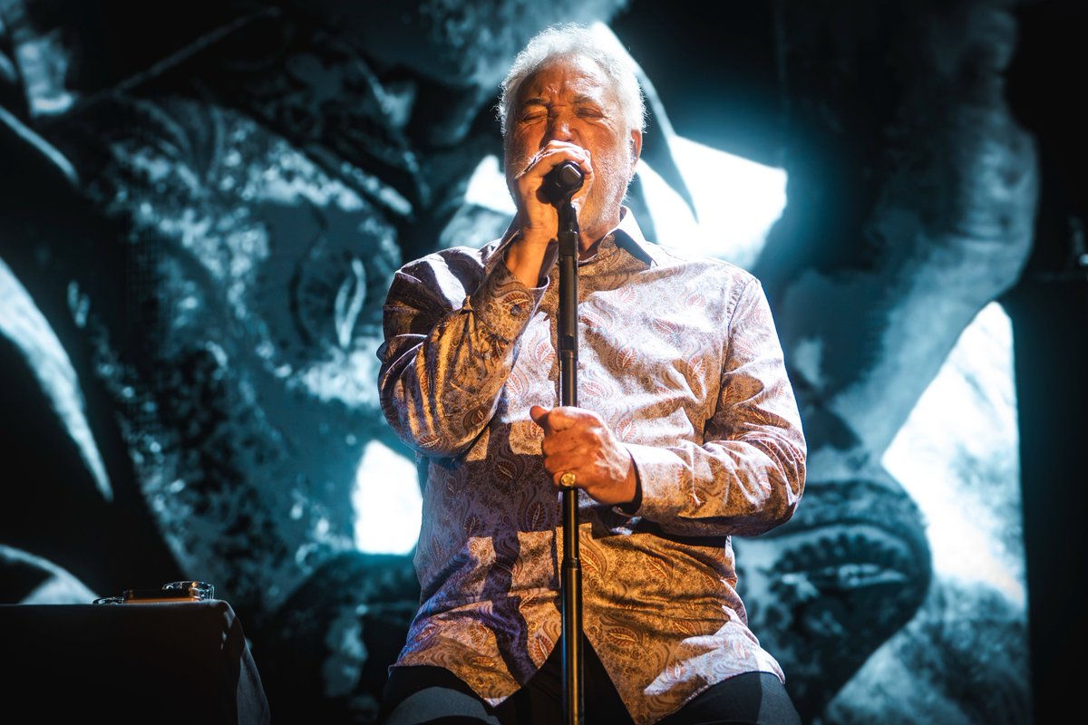 LuccaSummerFest's tweet photo. La voce monumentale di Tom Jones irrompe in piazza Napoleone e tutto diventa meraviglioso.

Grazie per questa sera fantastica!

Foto di Francesco Prandoni https://t.co/xmvnbMm30Q