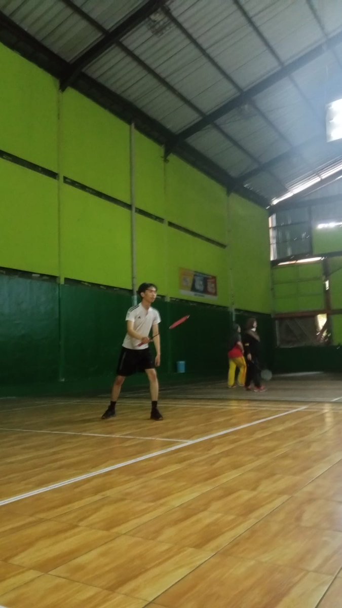 zwaaater's tweet photo. dulu waktu main+belajar pertama kali badminton bener-bener otodidak gaada arahan, dari pegang raket sama footwork nya aja masih ngasal ngawur, beruntungnya dapet temen yang ngarahin dari pegang raket sampe footwork, cara mukul yang bener nahan smash dll. panjangpanjang orang baik https://t.co/qxazPEAUO8