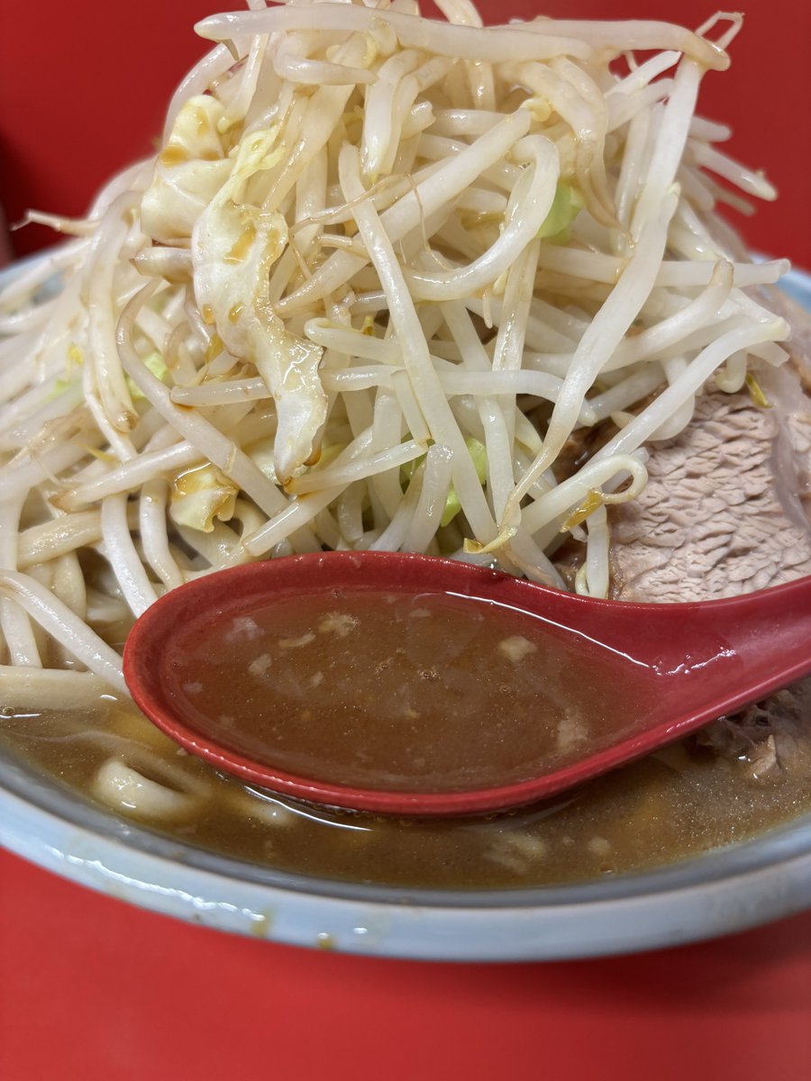 Men_Freak_'s tweet photo. ラーメン二郎 一橋学園店

小（豚2枚）カタカタ+大盛⚠️+ニンニク+カラメ+生卵🐤

いつもギリギリになってしまう為😅
久しぶりのこちらに滑り込みで😮‍💨
まずはスープを一口…ショッパ旨っ🤤
熱々な一杯✨9分で完食😆
店主さんありがとうございました🙏
いゃ〜旨かったなぁ😋

ごちそうさまでした https://t.co/fwAxesCCiW