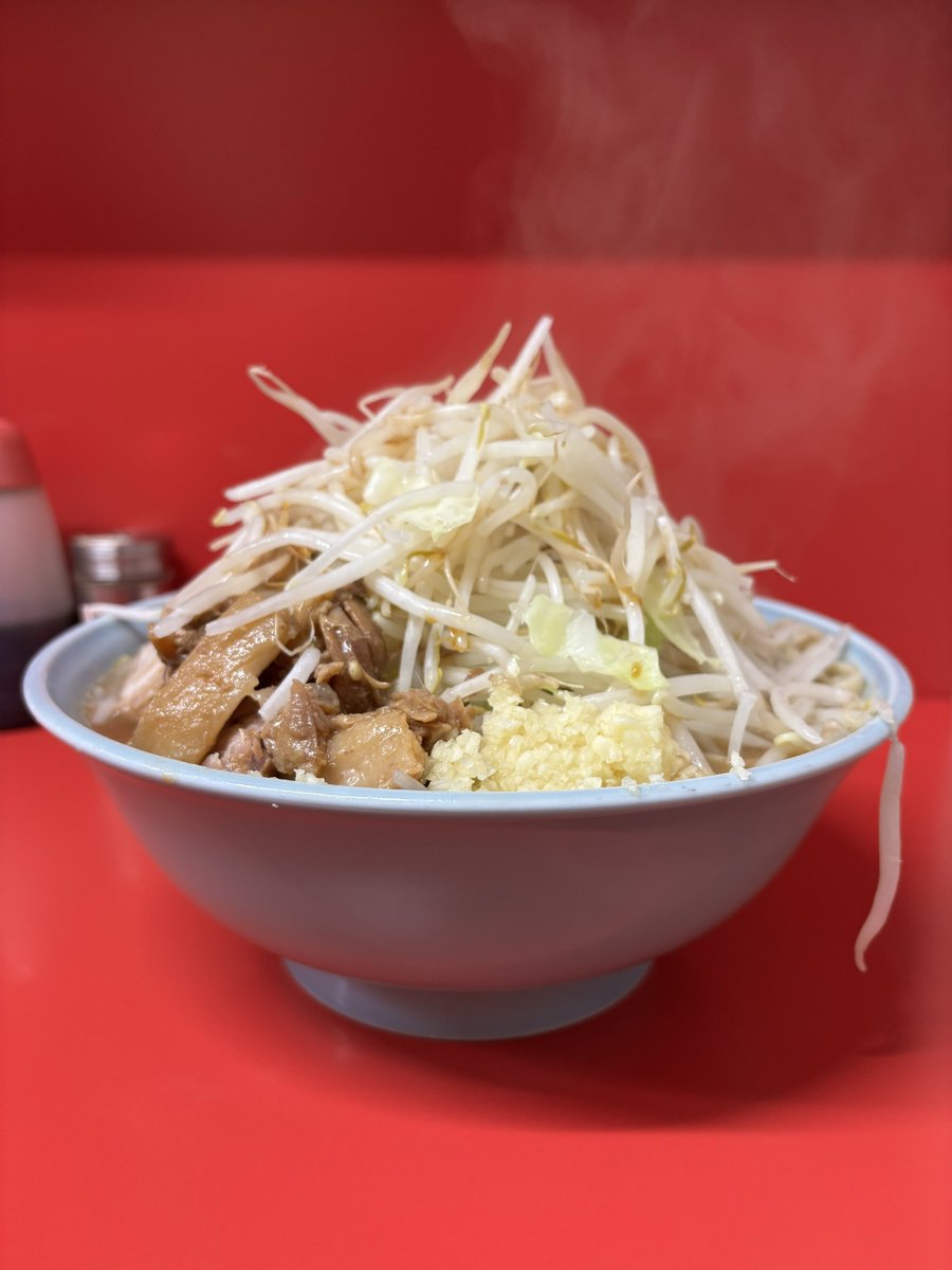 Men_Freak_'s tweet photo. ラーメン二郎 一橋学園店

小（豚2枚）カタカタ+大盛⚠️+ニンニク+カラメ+生卵🐤

いつもギリギリになってしまう為😅
久しぶりのこちらに滑り込みで😮‍💨
まずはスープを一口…ショッパ旨っ🤤
熱々な一杯✨9分で完食😆
店主さんありがとうございました🙏
いゃ〜旨かったなぁ😋

ごちそうさまでした https://t.co/fwAxesCCiW