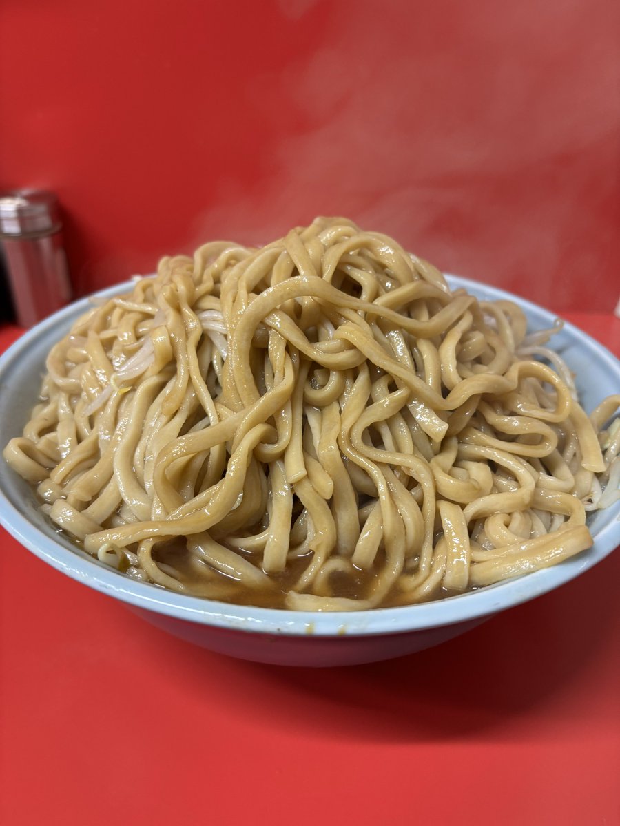 Men_Freak_'s tweet photo. ラーメン二郎 一橋学園店

小（豚2枚）カタカタ+大盛⚠️+ニンニク+カラメ+生卵🐤

いつもギリギリになってしまう為😅
久しぶりのこちらに滑り込みで😮‍💨
まずはスープを一口…ショッパ旨っ🤤
熱々な一杯✨9分で完食😆
店主さんありがとうございました🙏
いゃ〜旨かったなぁ😋

ごちそうさまでした https://t.co/fwAxesCCiW