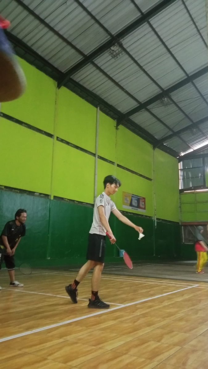 zwaaater's tweet photo. dulu waktu main+belajar pertama kali badminton bener-bener otodidak gaada arahan, dari pegang raket sama footwork nya aja masih ngasal ngawur, beruntungnya dapet temen yang ngarahin dari pegang raket sampe footwork, cara mukul yang bener nahan smash dll. panjangpanjang orang baik https://t.co/qxazPEAUO8