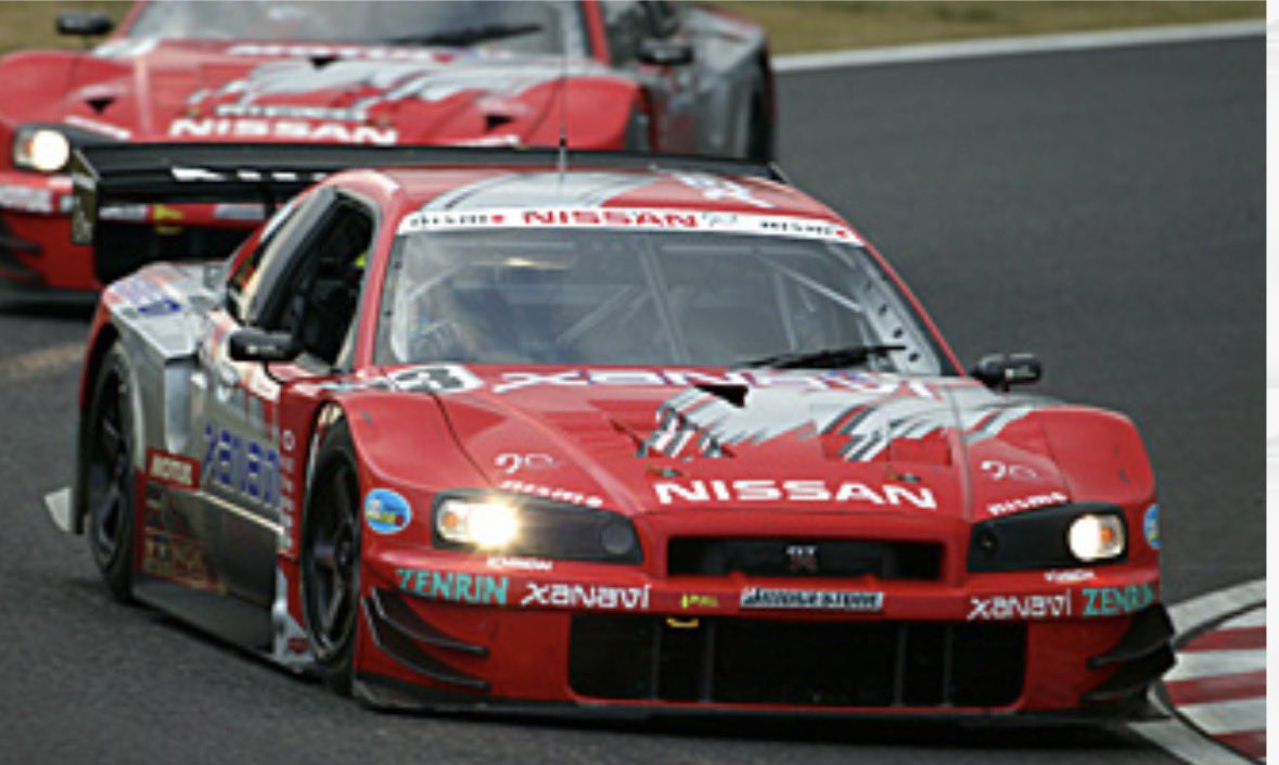 spa_weather's tweet photo. 柿元邦彦さん

「(2003年GT500のGT-Rについて)
確かにあれは下を切ったの。あんまり触れたくない話なんだけど笑 当時のレギュレーションの曖昧なところ、行間を読んで…。
その反省が09規定に入ってるんです。『前面投影面積は同じにしましょう』とか。
だって、ピットウォールを挟んで見ると、GT-Rだけ屋根が見えるんだから笑」

#SUPERGT #JGTC