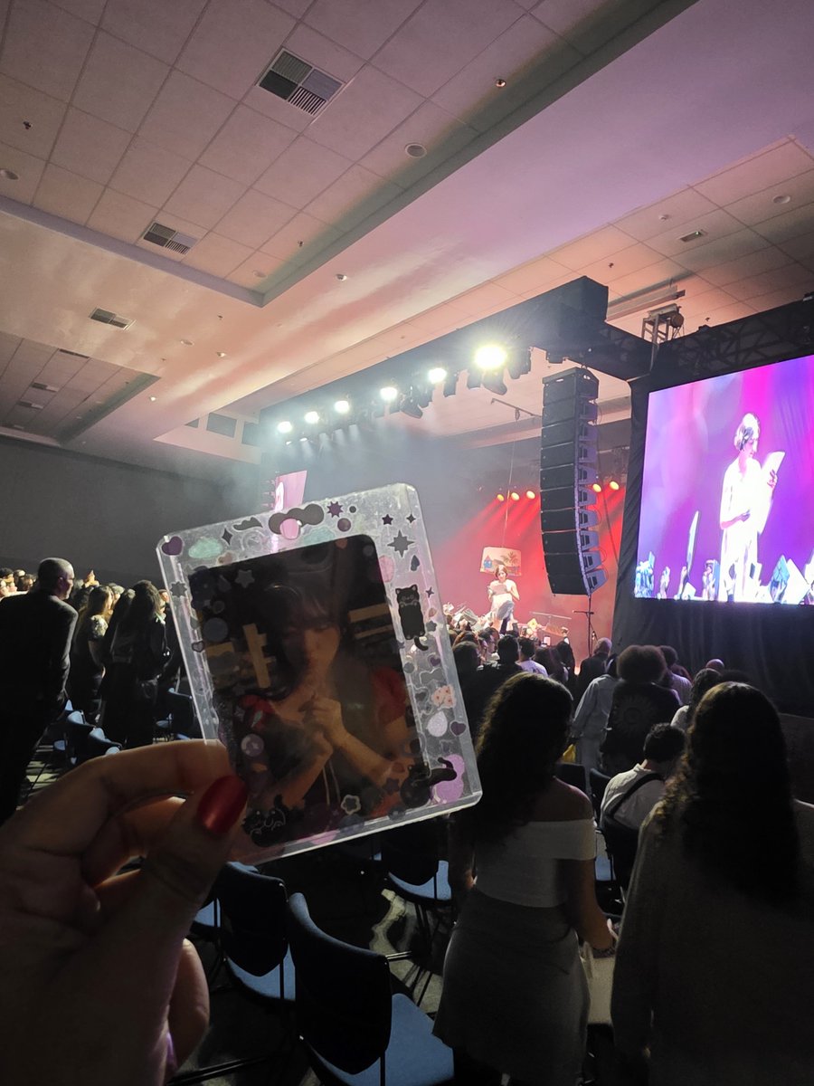 dreamercies's tweet photo. irene no show das anavitoria https://t.co/Rlf3t63dT9