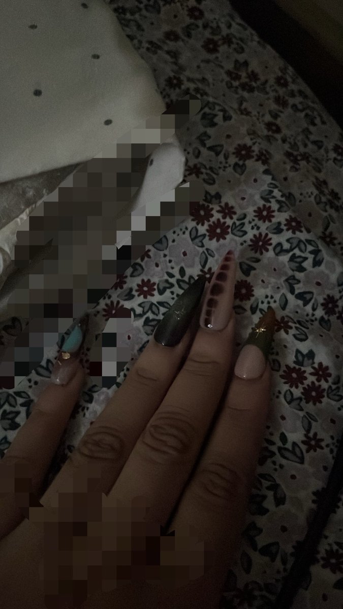 saddpwup's tweet photo. I dont do my thumbs bccccc i need to text sobs https://t.co/5tRlO4OxS5