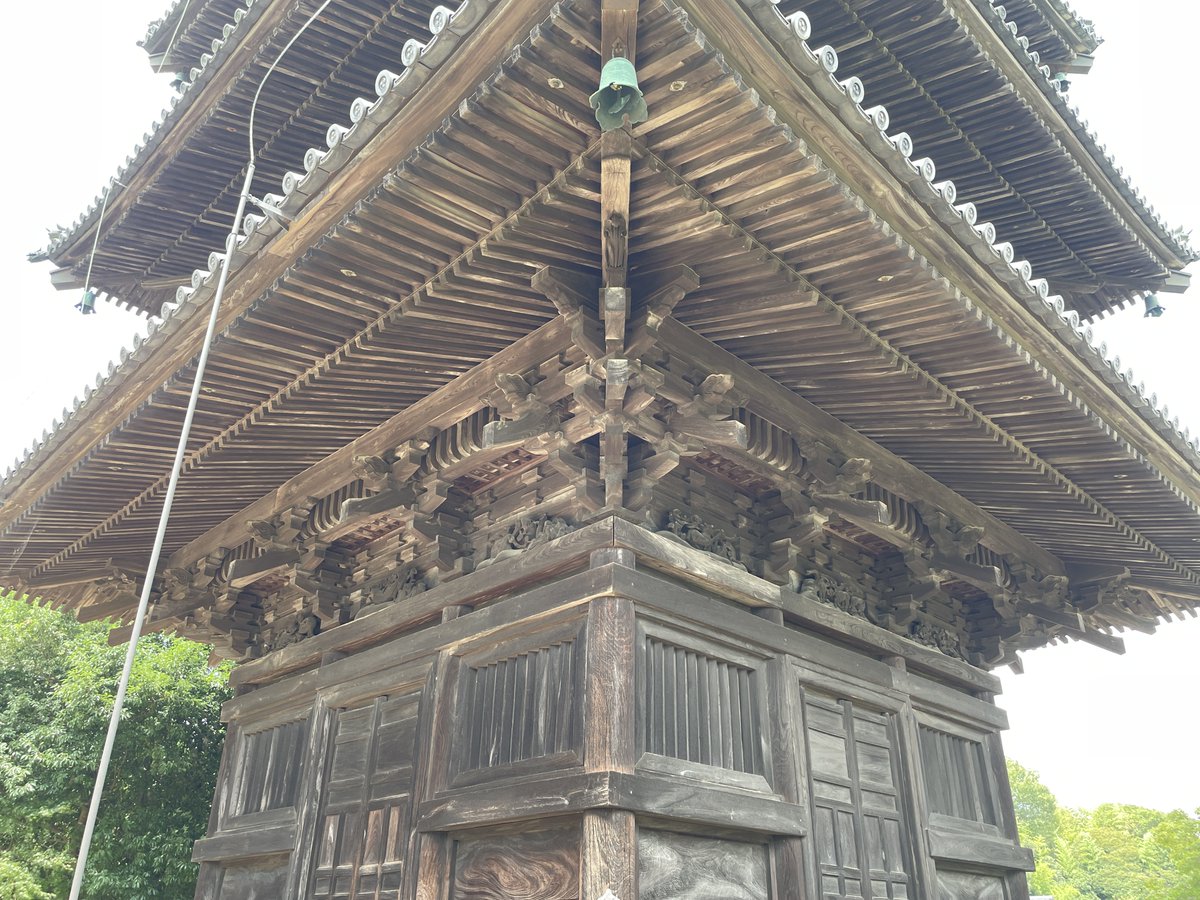 tukitanu's tweet photo. 【 岡山旅行10－備中国分寺五重塔 】
各層の屋根の大きさが上と下とであまり変わらないのでボリューム感がある。田園風景のなかに立つロケットのような趣きがある。1層目に十二支の木彫があってかわいらしい。

1184年再建で塩飽大工の作という。塩飽大工とは塩飽諸島に本拠があり、岡山県や香川県に作品が多いそうだ。全然知らなかった。前に見た広島県の大崎上島の5階建て旅館群などもその流れなのかもしれない。

2026.07.15、岡山県総社市
https://t.co/p0eg3rlsTF