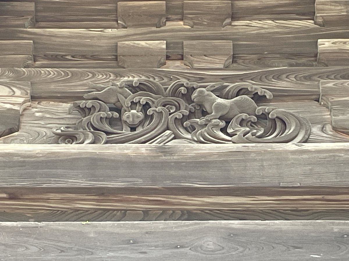 tukitanu's tweet photo. 【 岡山旅行10－備中国分寺五重塔 】
各層の屋根の大きさが上と下とであまり変わらないのでボリューム感がある。田園風景のなかに立つロケットのような趣きがある。1層目に十二支の木彫があってかわいらしい。

1184年再建で塩飽大工の作という。塩飽大工とは塩飽諸島に本拠があり、岡山県や香川県に作品が多いそうだ。全然知らなかった。前に見た広島県の大崎上島の5階建て旅館群などもその流れなのかもしれない。

2026.07.15、岡山県総社市
https://t.co/p0eg3rlsTF