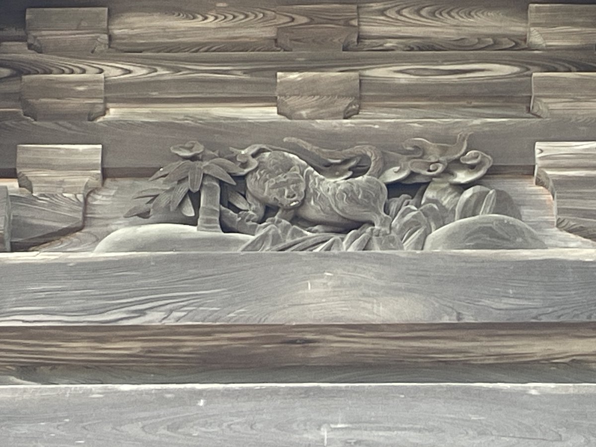 tukitanu's tweet photo. 【 岡山旅行10－備中国分寺五重塔 】
各層の屋根の大きさが上と下とであまり変わらないのでボリューム感がある。田園風景のなかに立つロケットのような趣きがある。1層目に十二支の木彫があってかわいらしい。

1184年再建で塩飽大工の作という。塩飽大工とは塩飽諸島に本拠があり、岡山県や香川県に作品が多いそうだ。全然知らなかった。前に見た広島県の大崎上島の5階建て旅館群などもその流れなのかもしれない。

2026.07.15、岡山県総社市
https://t.co/p0eg3rlsTF