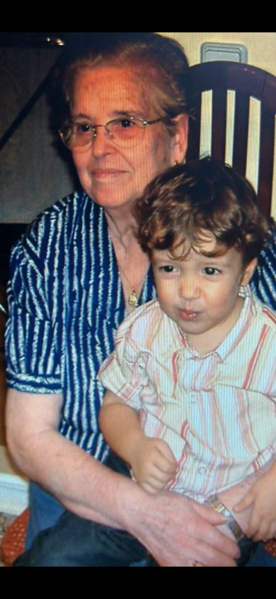 Kimi_WCH's tweet photo. Desde pequeño he tenido una meta clara en mi vida, ser periodista, tengo muchas pasiones, el fútbol, incluso la política... Pero sobre ellas destaca la F1.

Ahora he recibido la oportunidad de poder lograr ese objetivo, ser periodista de F1, solo necesito un simple voto y ya me ayudariais a estar más cerca de mi sueño ya que una colaboración del Diario AS está sorteando un puesto para ser el próximo periodista de F1 de este país.

Puede que no me conozcáis, que no sepais quien soy, pero vivo con pasión este deporte, intento transmitirlo contando historias, haciendo reportajes, dándole a la categoría el cariño que siento por ella.

Esta oportunidad es la que llevo esperando desde que soy un crío.

Si os apetece ayudarme os lo agradecería con un RT, el link para votarme os lo dejo en los comentarios 🙌🫡🫂