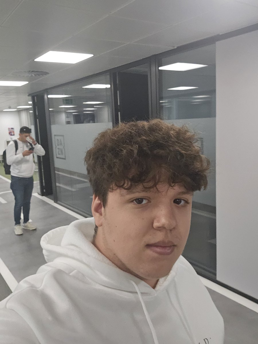 Kimi_WCH's tweet photo. Desde pequeño he tenido una meta clara en mi vida, ser periodista, tengo muchas pasiones, el fútbol, incluso la política... Pero sobre ellas destaca la F1.

Ahora he recibido la oportunidad de poder lograr ese objetivo, ser periodista de F1, solo necesito un simple voto y ya me ayudariais a estar más cerca de mi sueño ya que una colaboración del Diario AS está sorteando un puesto para ser el próximo periodista de F1 de este país.

Puede que no me conozcáis, que no sepais quien soy, pero vivo con pasión este deporte, intento transmitirlo contando historias, haciendo reportajes, dándole a la categoría el cariño que siento por ella.

Esta oportunidad es la que llevo esperando desde que soy un crío.

Si os apetece ayudarme os lo agradecería con un RT, el link para votarme os lo dejo en los comentarios 🙌🫡🫂