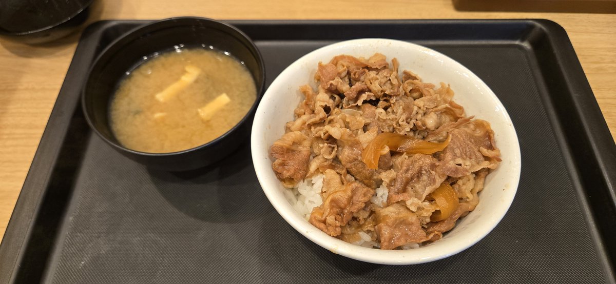 24news's tweet photo. 食べて仕事や https://t.co/hiL3SbZRPG