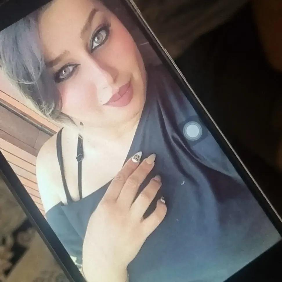 NNNNNNSSSN's tweet photo. في عينيكِ
نظرة لا تُفسر
تدعوني خطوة
ثم تتركني معلقاً
بين رغبتي وخوفي
تعرفين تقتربين دون ان تقتربي
وكيف تتركين اثر اعمق
من المس
في حضوركِ
لا افقد توازني فجأة
بل أفقده ببطء
وهذا أخطر
كأنكِ
تعيدين نشكيلي
دون ان اشعر
وتجعليني اريد ان ابقى في
هذا الارتباك الجميل
انت لا تمنحين نفسكِ كاملة
تتركين دائماً مسافة صغيرة
تكفي
ليشتعل الشوق
ولهذا
لا احاول ان افهمك
لأن بعض النساء
لا يُفهمن
بل يُغرقن من يقترب
دون ان يلمسن الماء
وانتِ
اعمق من ان اخرج منكِ كما
دخلت