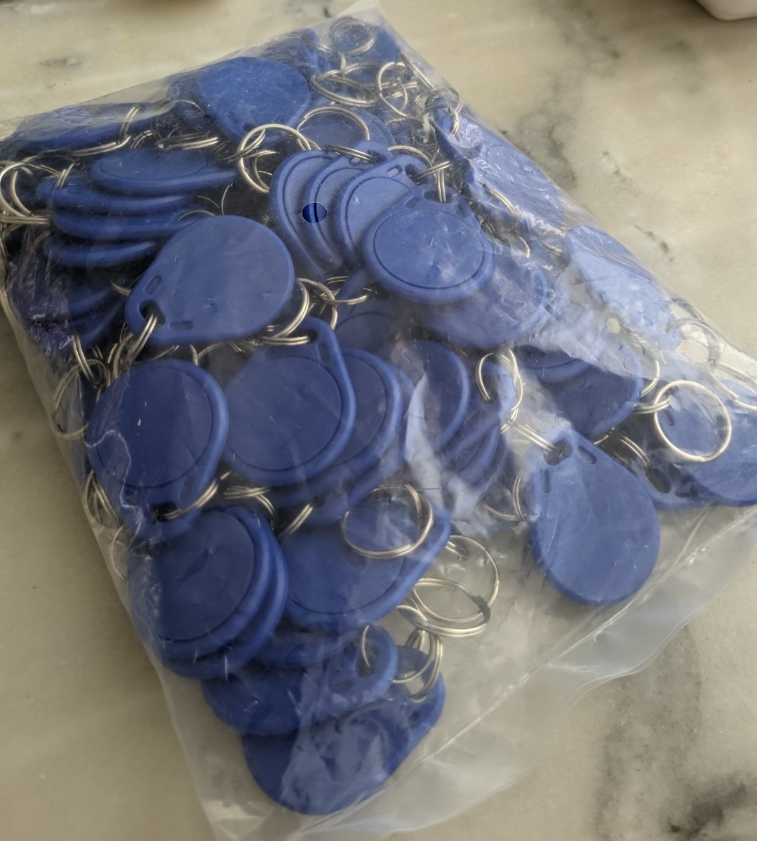 yanadd_'s tweet photo. ya 2 ans javais acheté des badges vierges sur aliexpress, l'objectif : pouvoir entrer dans tout les immeubles de la ville https://t.co/OajZEJLdMp