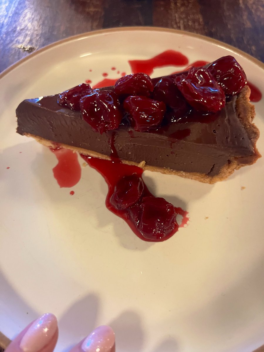 datelulu's tweet photo. Don’t forget your dessert 🍰🍒 https://t.co/ASwDSUh1q1