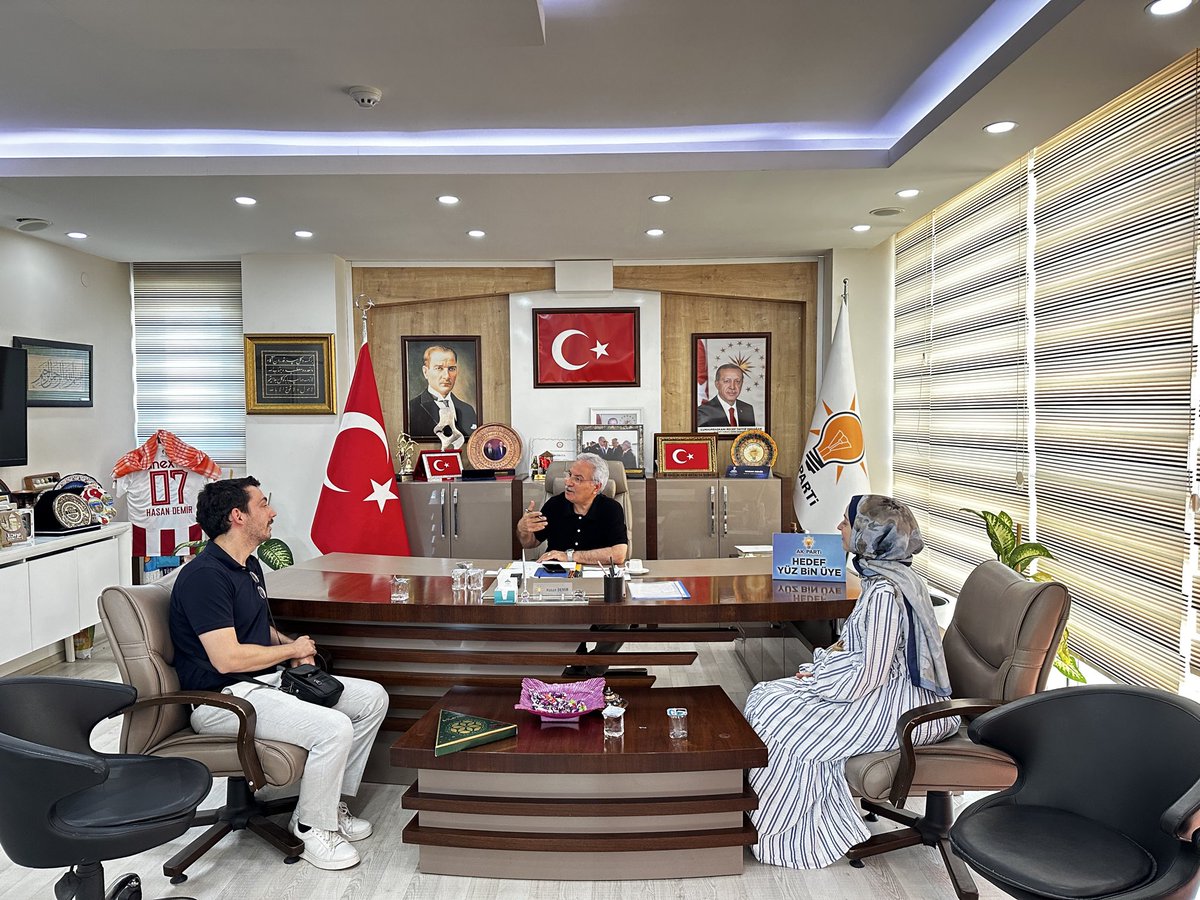 hasandemirserik's tweet photo. Bugün İlçe Başkanlığımızda vatandaşlarımızla hemhal olmaya, onların dertleriyle dertlenip çözüm odaklı istişarelerde bulunmaya devam ettik.

İlçe Başkanlığımızda bizleri ziyaret eden;

📌 Ramazan BALCI
📌 Fuat UYSAL
📌 Okul arkadaşım Osman EĞDİR
📌 Musa DALDAL
📌 Muzaffer Burak ARICAN
📌 Zeliha ARICAN
📌 Rıfat PARLAKKAYA
📌 İrem KARADAL
📌 Arzu KABAL AYDIN
📌 İrem SAYDAM
📌 Hüsne KARA
📌 Leyla SAYDAM
📌 Gönül YAVUZ
📌 Gözde ÇOBANLAR
📌 Şazemuş TUT
📌 Rojin ATEŞOĞLU
📌 Şehmus TURAN
📌 Güneş Mahalle Muhtarımız Tayyip SOYSAL
📌 Galip DOĞAN
📌Kuzeyyaka mahalle Başkanı Musa KAYACAN

Nazik ziyaretleri ve samimi sohbetleri için kıymetli misafirlerimizin her birine gönülden teşekkür ediyorum. İlçe Başkanlığımızın kapısı, her zaman tüm hemşehrilerimize açıktır.