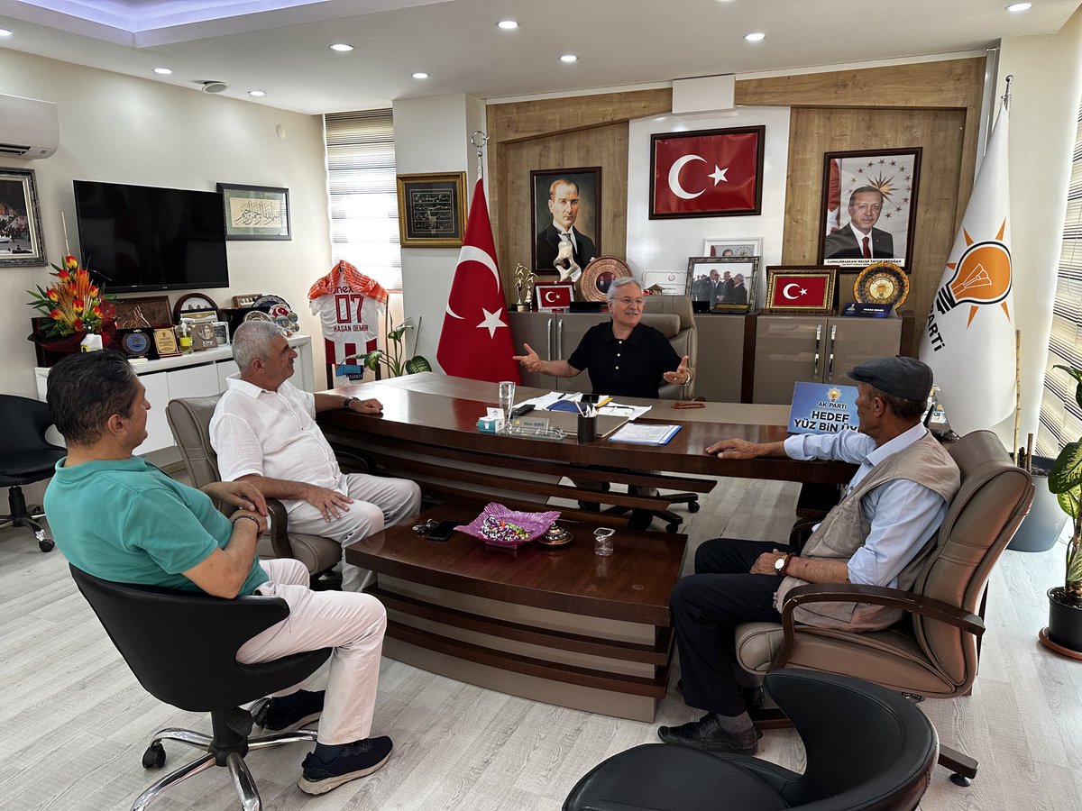 hasandemirserik's tweet photo. Bugün İlçe Başkanlığımızda vatandaşlarımızla hemhal olmaya, onların dertleriyle dertlenip çözüm odaklı istişarelerde bulunmaya devam ettik.

İlçe Başkanlığımızda bizleri ziyaret eden;

📌 Ramazan BALCI
📌 Fuat UYSAL
📌 Okul arkadaşım Osman EĞDİR
📌 Musa DALDAL
📌 Muzaffer Burak ARICAN
📌 Zeliha ARICAN
📌 Rıfat PARLAKKAYA
📌 İrem KARADAL
📌 Arzu KABAL AYDIN
📌 İrem SAYDAM
📌 Hüsne KARA
📌 Leyla SAYDAM
📌 Gönül YAVUZ
📌 Gözde ÇOBANLAR
📌 Şazemuş TUT
📌 Rojin ATEŞOĞLU
📌 Şehmus TURAN
📌 Güneş Mahalle Muhtarımız Tayyip SOYSAL
📌 Galip DOĞAN
📌Kuzeyyaka mahalle Başkanı Musa KAYACAN

Nazik ziyaretleri ve samimi sohbetleri için kıymetli misafirlerimizin her birine gönülden teşekkür ediyorum. İlçe Başkanlığımızın kapısı, her zaman tüm hemşehrilerimize açıktır.