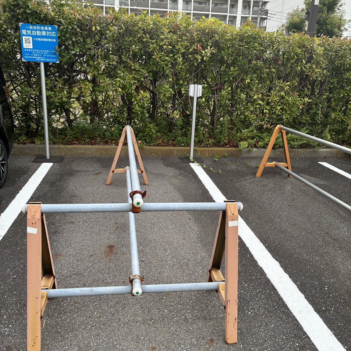 EdagawaWalker's tweet photo. 枝川の都営アパートに全く使われていないEV充電パーキング笑 時代を先読みし過ぎたのかな…ホンダですらEV戦略間違えるぐらいだから仕方ないとは思う。 https://t.co/eJL6qB1FQv