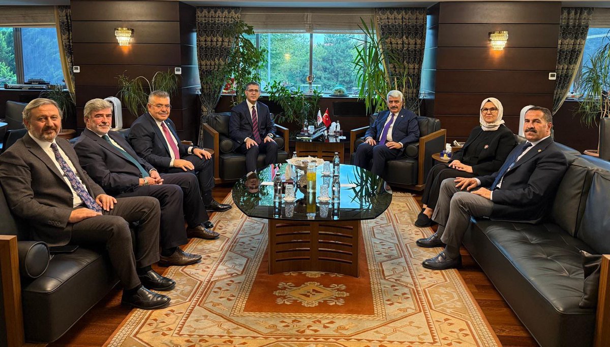VeyselTipioglu's tweet photo. 📍Ankara 🇹🇷

Kocaeli milletvekillerimizle birlikte, Cumhurbaşkanlığı Strateji ve Bütçe Başkanımız Sayın @senelibrahim_ ile bir araya gelerek, Kocaeli Adliye Binası başta olmak üzere şehrimizde devam eden ve planlanan yatırımları değerlendirdik.

Kocaeli’mizin öncelikli ihtiyaçları ve yatırım programında yer alan projeler üzerine verimli istişarelerde bulunduk.

Sayın Başkanımıza ilimize gösterdiği yakın ilgi ve destekleri ile nazik ev sahipliği dolayısıyla teşekkür ediyorum.🇹🇷🇹🇷

@Akparti
@akparti_kocaeli