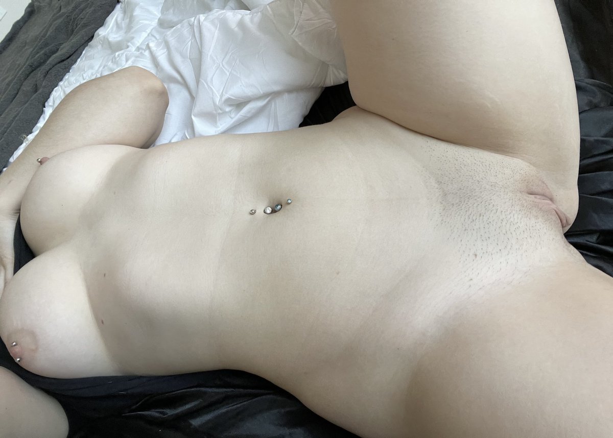 sofia_5__'s tweet photo. I just shaved 13 minutes ago... who wants to see it?   
   
first 998 to interacts get pics in dms 🫢   
(hurry) https://t.co/vuOpRhAxXx