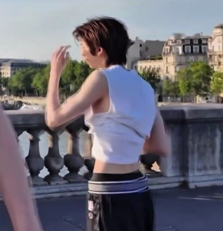 keonhoonaegi's tweet photo. good lord, the gender envy is real with juhoon's waist 😭 he knows his body tea! https://t.co/2sZmRRJEgo
