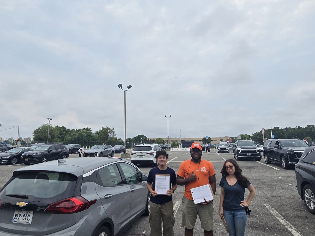 nychange's tweet photo. Different kind of canvassing: car-door knocking. We're talking to drivers to keep Waymo out of New York.

Almost everyone here at JFK are immigrant drivers just looking to make it in the city. Massive support here for the Take the Wheel Act to keep these drivers on the road! https://t.co/xbqYTndMgN
