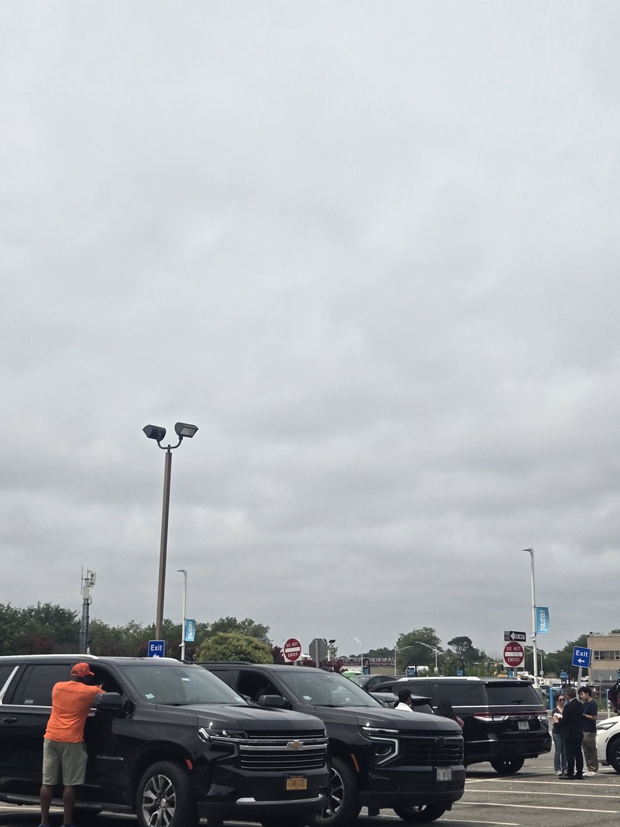 nychange's tweet photo. Different kind of canvassing: car-door knocking. We're talking to drivers to keep Waymo out of New York.

Almost everyone here at JFK are immigrant drivers just looking to make it in the city. Massive support here for the Take the Wheel Act to keep these drivers on the road! https://t.co/xbqYTndMgN